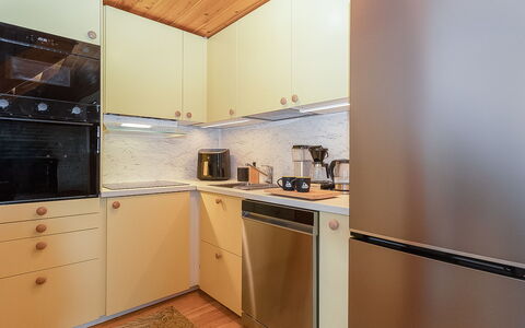 Maijantupa: Küchengerät, Küche, Countertop, Cabinetry, Major Appliance, Möbel, Flooring, Haushaltsgerät, Herd, Interior Design