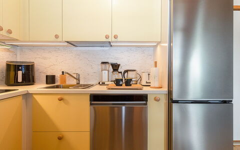 Maijantupa: Küchengerät, Küche, Countertop, Major Appliance, Cabinetry, Interior Design, Haushaltsgerät, Möbel, Herd, Holz
