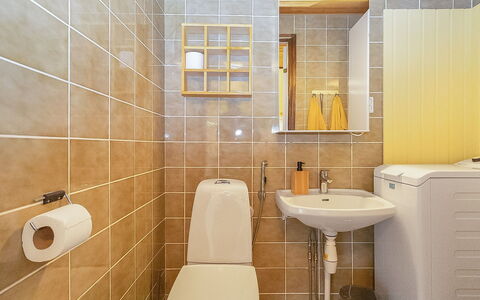 Maijantupa: Toilleten Sitz, Badezimmer, Toilette, Armatur, Flooring, Bad Sink, Wand, Interior Design, Fussboden, Sinken