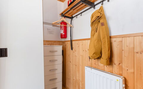 Maijantupa: Holz, Flooring, Zimmer, Holzbeize, Decke, Hartholz, Planke, Sperrholz, Cabinetry, Holzboden