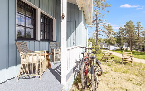 Maijantupa: Zuhause, Haus, Hütte, Tür, Abstellgleis, Schiebefenster, Estate, Schatten, Garten, Veranda
