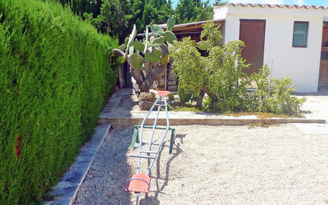 Marinada: Eigentum, Baum, Gras, Strauch, Haus, Blatt, Pflanze, Graspflanze, Grundeigentum, Strassenbelag