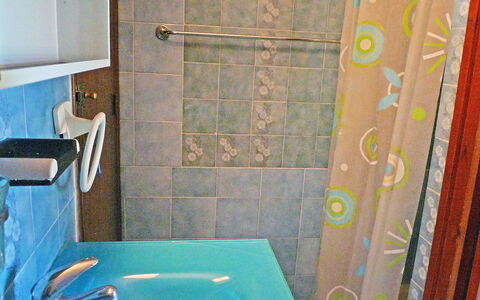 Marinada: Badezimmer, Zimmer, Eigentum, Fliese, Türkis, Wand, Fussboden, Armatur, Interior Design, Haus