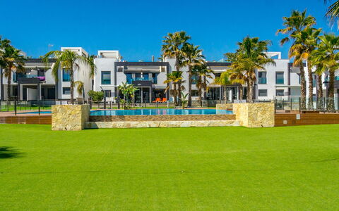 Oasis Beach 1: Dach, Strauch, Haus, Zuhause, Hütte, Grundstueck, Ground, Garten, Estate