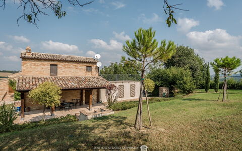 Villa la Dolcevita: Haus, Die Architektur, Zuhause, Landschaft, Ländliches Gebiet, Dach, Grundstueck, Bauernhaus, Hütte, Estate