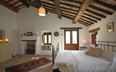 Villa la Dolcevita: Möbel, Wand, Interior Design, Holz, Decke, Zimmer, Bett, Flooring, Schlafzimmer, Bilderrahmen