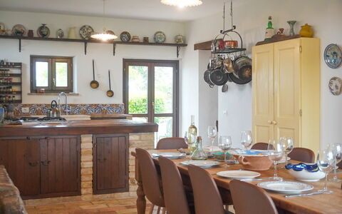 Villa la Dolcevita: Möbel, Interior Design, Küche, Holz, Flooring, Tabelle, Küche & Esszimmer Tisch, Stuhl, Light Fixture, Zimmer