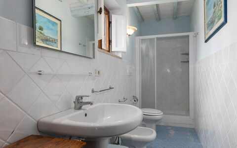 Mulino di Carpineto with Pool Gaiole in Chianti: Wand, Flooring, Fussboden, Armatur, Interior Design, Badezimmer, Bad Sink, Sinken, Zimmer, Zapfhahn