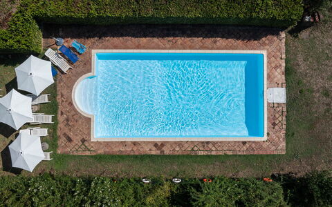 Mulino di Carpineto with Pool Gaiole in Chianti: Schwimmbad, Blau, Verbundwerkstoff, Resort, Thermae, Hotel, Hazienda, Gartenmöbel, Villa, Water Feature