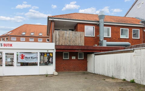 Fader - 31Km from the Sea: Holz, Garten, Hinterhof, Grundstueck, Zuhause, Dach, Schatten, Deck, Hartholz, Garten
