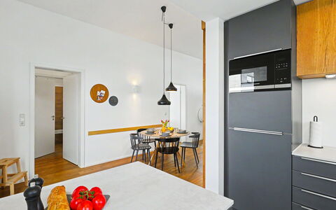 Seezeit: Möbel, Interior Design, Küche, Flooring, Countertop, Küchengerät, Holz, Cabinetry, Fussboden, Decke
