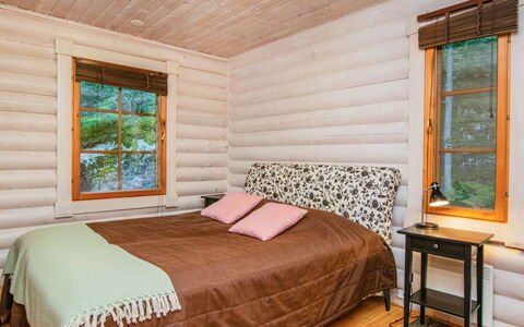 Villa Saimaa: Holz, Interior Design, Schlafzimmer, Flooring, Möbel, Fussboden, Bett, Linens, Bettdecke, Bettrahmen