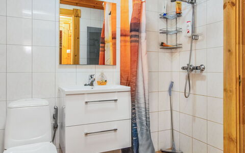 Villa Saimaa: Flooring, Armatur, Fussboden, Interior Design, Badezimmer, Installation, Sinken, Zimmer, Badezimmerschrank, Bad Sink