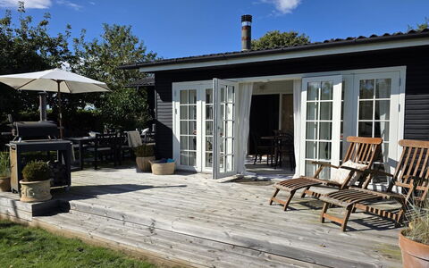 Yvette - 350M from the Sea: Möbel, Holz, Gartenmöbel, Stuhl, Tür, Tisch Im Freien, Veranda, Hütte, Deck, Garten
