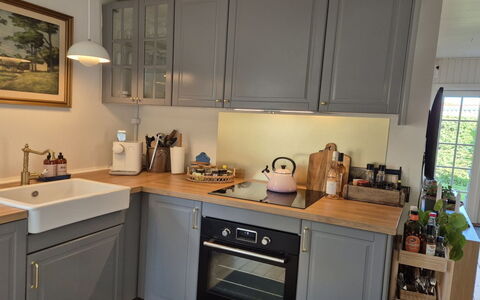Yvette - 350M from the Sea: Küche, Küchengerät, Major Appliance, Countertop, Cabinetry, Interior Design, Möbel, Flooring, Haushaltsgerät, Zimmer