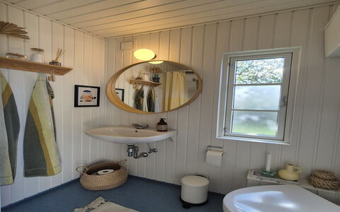 Yvette - 350M from the Sea: Holz, Interior Design, Beleuchtung, Light Fixture, Decke, Armatur, Zimmer, Badezimmer, Installation, Bad Sink