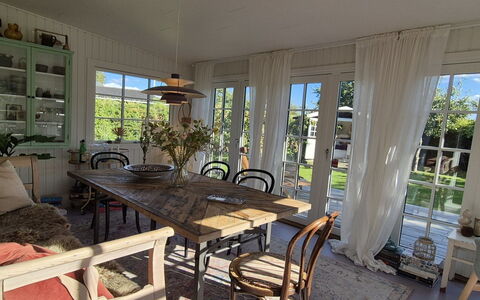 Yvette - 350M from the Sea: Möbel, Holz, Stuhl, Tabelle, Interior Design, Küche & Esszimmer Tisch, Esszimmer, Flooring, Fussboden, Decke