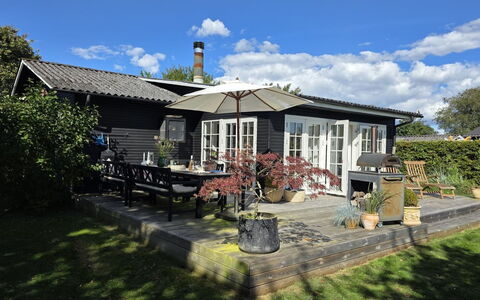 Yvette - 350M from the Sea: Haus, Strauch, Dach, Hütte, Zuhause, Möbel, Garten, Stuhl, Tür