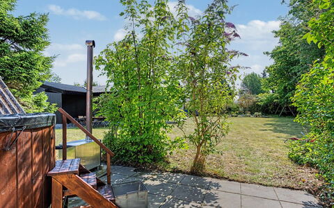 Anelle - 100M from the Sea: Strauch, Garten, Schatten, Hinterhof, Garten, Landscaping, Zaun, Home Fechten