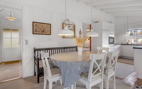 Anelle - 100M from the Sea: Möbel, Interior Design, Flooring, Decke, Fussboden, Holz, Light Fixture, Stuhl, Küche & Esszimmer Tisch, Esszimmer