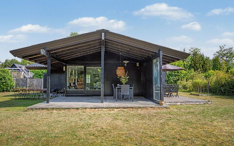 Anelle - 100M from the Sea: Dach, Zuhause, Strauch, Haus, Hütte, Veranda, Tür, Grundstueck, Gartenbauten
