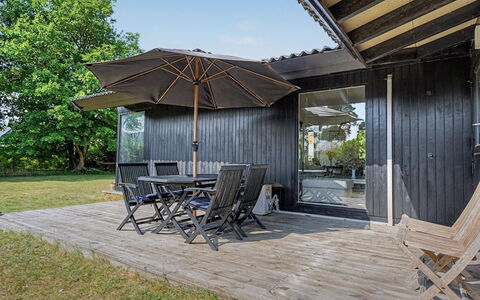 Anelle - 100M from the Sea: Holz, Veranda, Schatten, Zuhause, Deck, Tür, Hartholz, Planke, Hütte, Gartenmöbel