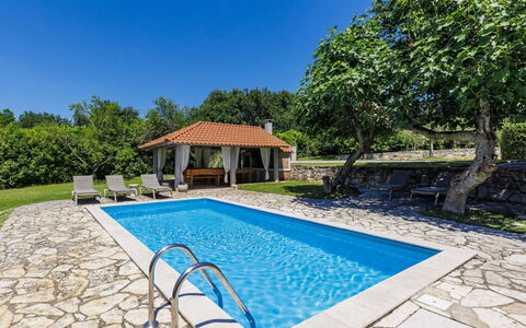 Elli: Blau, Schwimmbad, Resort, Schatten, Eco Hotel, Gartenmöbel, Estate, Flagstone, Bauernhaus, Landscaping