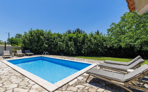 Elli: Blau, Schwimmbad, Verbundwerkstoff, Gartenmöbel, Resort, Schatten, Eco Hotel, Flagstone, Stuhl, Hotel
