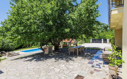 Elli: Schatten, Garten, Gartenmöbel, Landscaping, Garten, Flagstone, Hinterhof, Hof, Walkway, Eco Hotel
