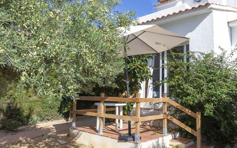 Cambrils: Schatten, Gartenmöbel, Garten, Tisch Im Freien, Stuhl, Hinterhof, Landscaping, Garten, Blumentopf, Outdoor Struktur
