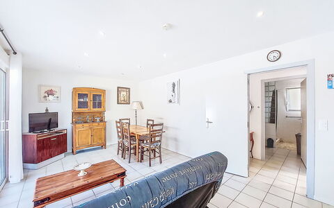 Laplace: Möbel, Flooring, Fussboden, Wohnung, Decke, Stuhl, Couch, Wohnzimmer, Holzboden, Hartholz