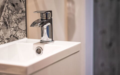 Corrimony View: Armatur, Bad Sink, Zapfhahn, Sinken, Badezimmer, Installation, Badezimmerschrank