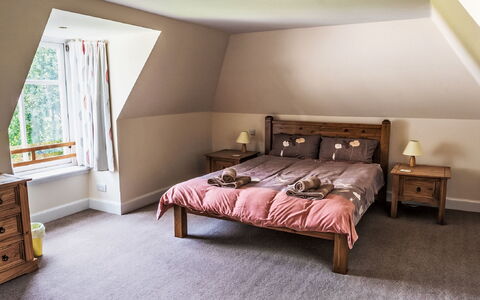 Corrimony View: Möbel, Bett, Interior Design, Schlafzimmer, Flooring, Fussboden, Wand, Bedding, Bettdecke, Holz