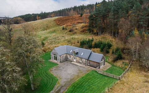 Corrimony View: Gras, Haus, Zuhause, Dach, Hütte, Ländliches Gebiet, Landschaft, Estate, Bauernhaus, Grundstueck