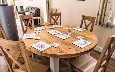 Corrimony View: Möbel, Holz, Tabelle, Flooring, Esszimmer, Stuhl, Küche & Esszimmer Tisch, Interior Design, Fussboden, Hartholz