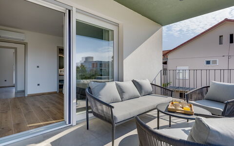 Amala: Flooring, Fussboden, Zuhause, Wohnung, Gartenmöbel, Decke, Balkon, Stuhl, Schatten, Deck