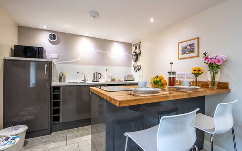 Wayside Bothy: Möbel, Interior Design, Countertop, Küche, Küchengerät, Flooring, Major Appliance, Holz, Fussboden, Decke
