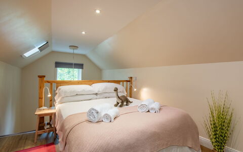 Wayside Bothy: Bett, Möbel, Interior Design, Schlafzimmer, Wand, Bedding, Bettdecke, Holz, Fussboden, Decke