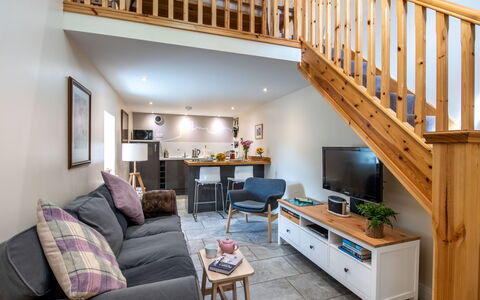 Wayside Bothy: Möbel, Interior Design, Flooring, Holz, Fussboden, Couch, Decke, Zimmer, Wohnzimmer, Tabelle