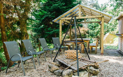 Wayside Bothy: Holz, Möbel, Gartenmöbel, Tisch Im Freien, Garten, Wald, Schatten, Stuhl, Natürliches Material, Dschungel