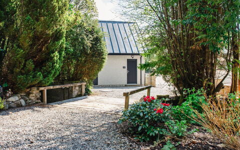 Wayside Bothy: Strauch, Zuhause, Hütte, Dach, Garten, Schatten, Auffahrt, Landscaping, Abstellgleis, Gartenbauten