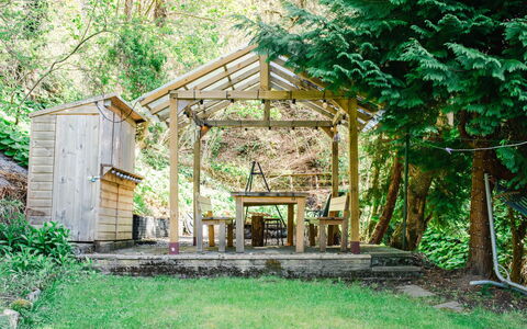 Wayside Bothy: Holz, Pflanzengemeinschaft, Garten, Wald, Wald, Naturschutzgebiet, Gartenbauten, Outdoor Struktur, Schatten, Hinterhof