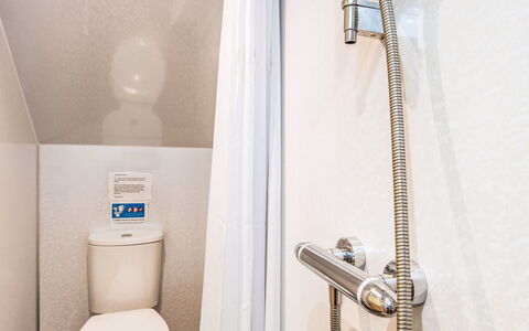 Wayside Bothy: Badezimmer, Armatur, Flooring, Interior Design, Fussboden, Installation, Dusche, Toilette, Toilleten Sitz, Duschkopf