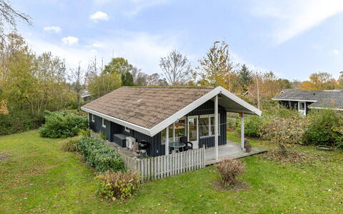 Mika - 300M from the Sea: Hütte, Hinterhof, Garten, Gartenbauten, Schuppen, Abstellgleis, Gartenmöbel, Blockhaus, Outdoor Struktur, Hütte