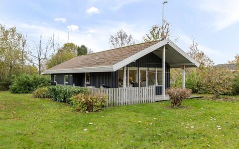 Mika - 300M from the Sea: Hütte, Hinterhof, Garten, Gartenbauten, Schuppen, Abstellgleis, Gartenmöbel, Blockhaus, Outdoor Struktur, Hütte