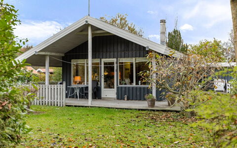 Mika - 300M from the Sea: Hütte, Hinterhof, Garten, Gartenbauten, Schuppen, Abstellgleis, Gartenmöbel, Blockhaus, Outdoor Struktur, Hütte