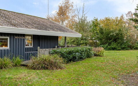 Mika - 300M from the Sea: Hütte, Hinterhof, Garten, Gartenbauten, Schuppen, Abstellgleis, Gartenmöbel, Blockhaus, Outdoor Struktur, Hütte