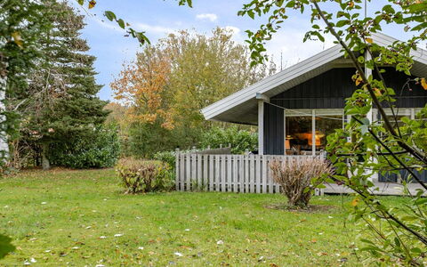 Mika - 300M from the Sea: Hütte, Hinterhof, Garten, Gartenbauten, Schuppen, Abstellgleis, Gartenmöbel, Blockhaus, Outdoor Struktur, Hütte