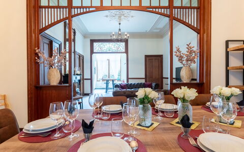 Notre Refuge - Your Belle Époque Escape: Möbel, Interior Design, Holz, Tabelle, Esszimmer, Flooring, Stuhl, Küche & Esszimmer Tisch, Decke, Beleuchtung
