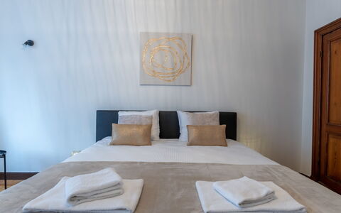 Notre Refuge - Your Belle Époque Escape: Bett, Schlafzimmer, Fussboden, Interior Design, Flooring, Bettdecke, Möbel, Holz, Bedding, Textil